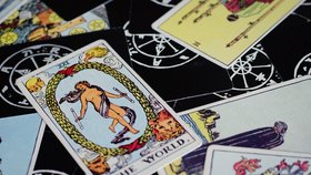 Tarotskop na duben: Raci budou v depresi, Panny přepadne nostalgie a Střelci se bláznivě zamilují.