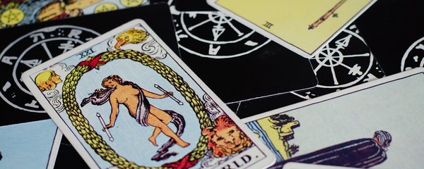 Tarotskop na duben: Raci budou v depresi, Panny přepadne nostalgie a Střelci se bláznivě zamilují