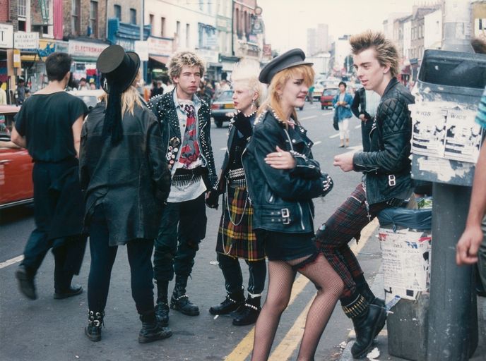 Londýnští punkeři v roce 1986. Tartan v jejich módě dominoval zejména na kalhotách a sukních.