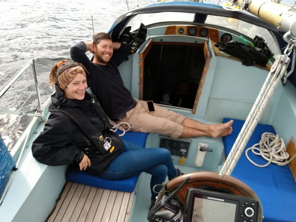 Manželé Taryn a Logan Pickardovi se vzali pohodlného života v kanadském Vancouveru a koupili si plachetnici. Hodlají cestovat po světě.