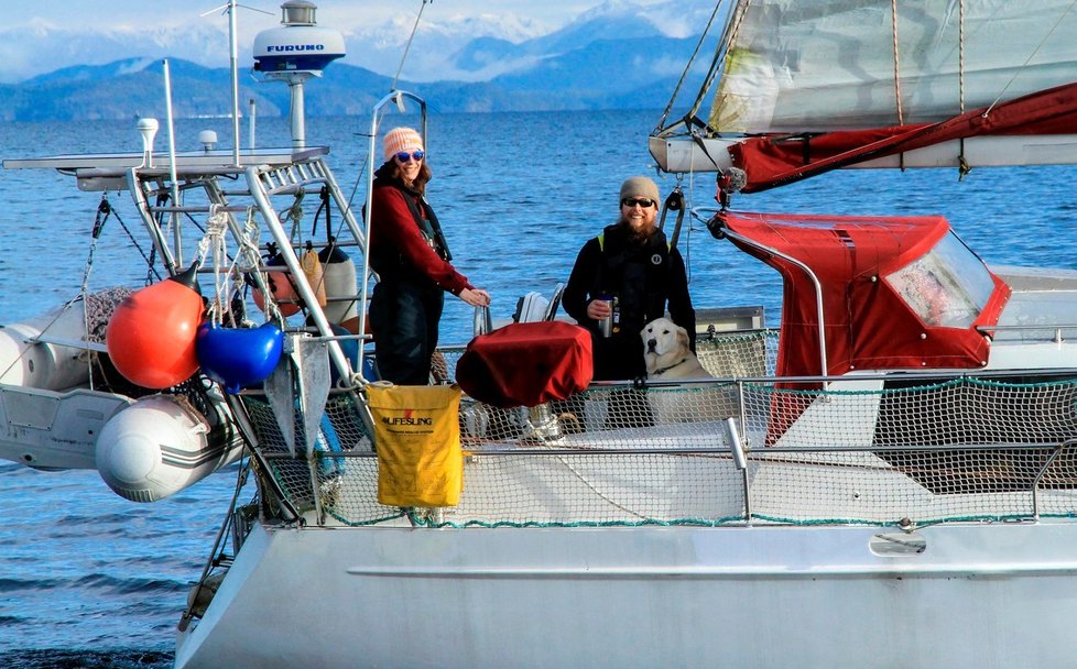 Manželé Taryn a Logan Pickardovi se vzali pohodlného života v kanadském Vancouveru a koupili si plachetnici. Hodlají cestovat po světě.