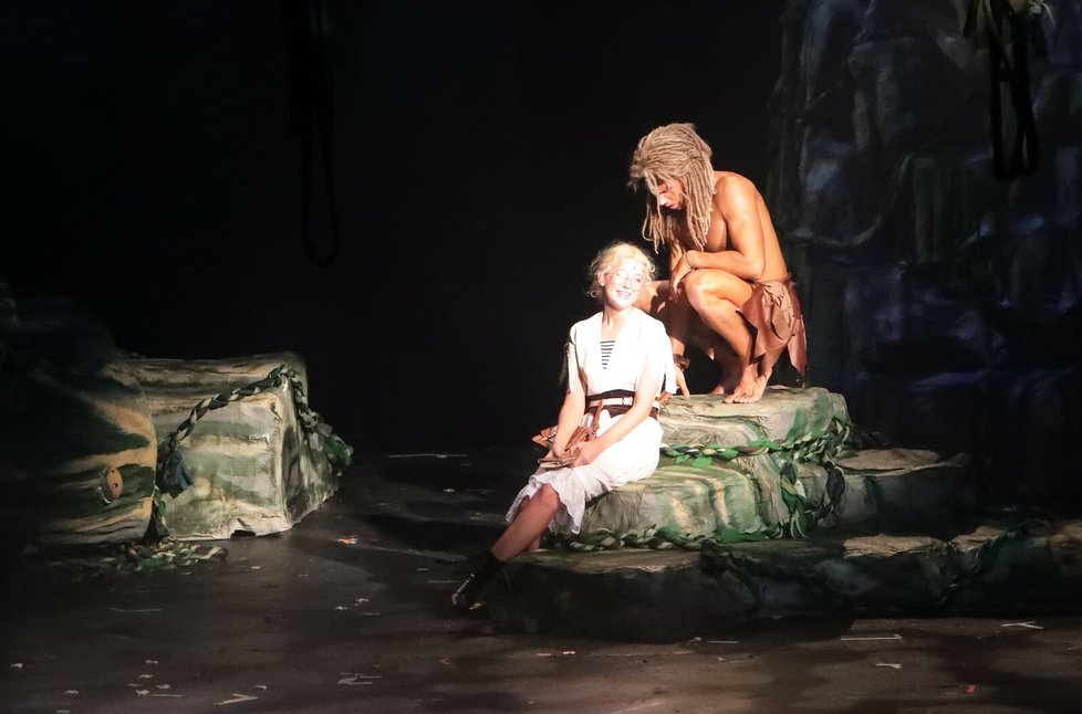 Jediný Disney muzikál v českém divadle: Tarzan zpívá a řádí už jen do konce roku. Nabízíme pohled do zákulisí!