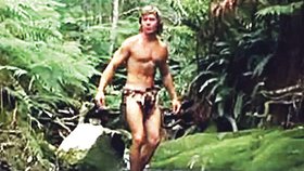 Novodobý Tarzan žije stále v africkém pralese a čeká, kdy si ho všimne Hollywood