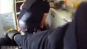 Agresor v Hradci Králové napadl souseda a vyhrožoval policistům: K zemi ho srazil taser