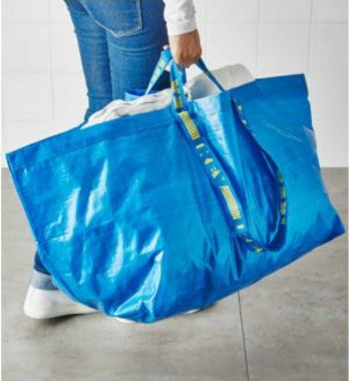 Taška na nákupy z obchodního řetězce IKEA.