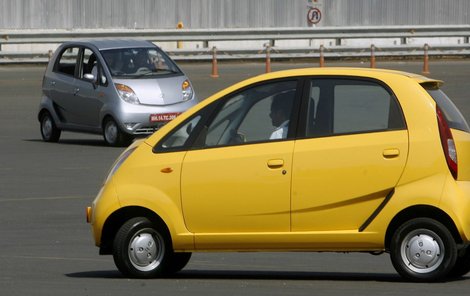 Auto je vysoké, ale přitom velmi úzké. Jak se asi bude chovat v zatáčkách?