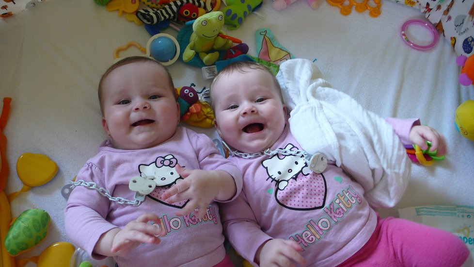 Půlroční dvojčata Klaudie a Amálka Šustkovy