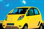 AUTO, KTORÉ OHROMILO: Indické Tata Nano by sa už čoskoro malo predávať aj v Európe. Cena je ohromujúco nízka – 51 000 Sk (1 700 €).