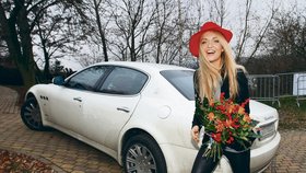 Modelce Taťáně Kuchařové luxusní auto sluší