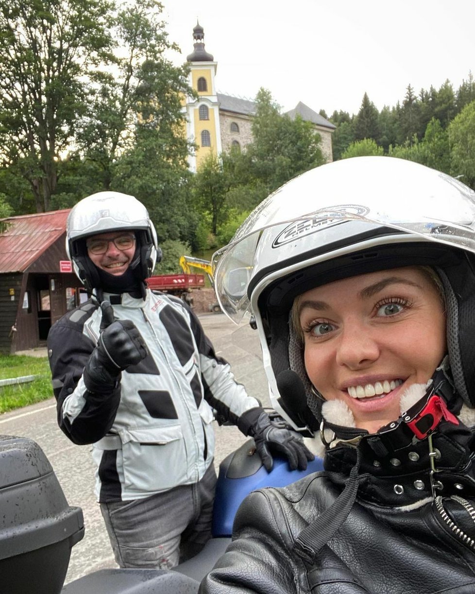 Taťána Kuchařová a kněz Romuald Rob na motorce