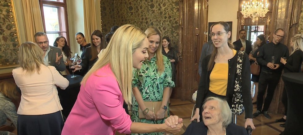 V Senátu se Kuchařová potkala se seniory, jimž její nadace pomáhá.