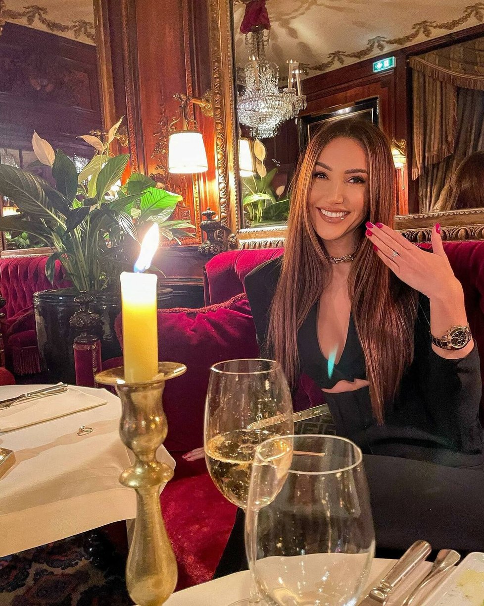 Modelka Taťána Makarenko dostala zásubní prsten v luxusní restauraci.