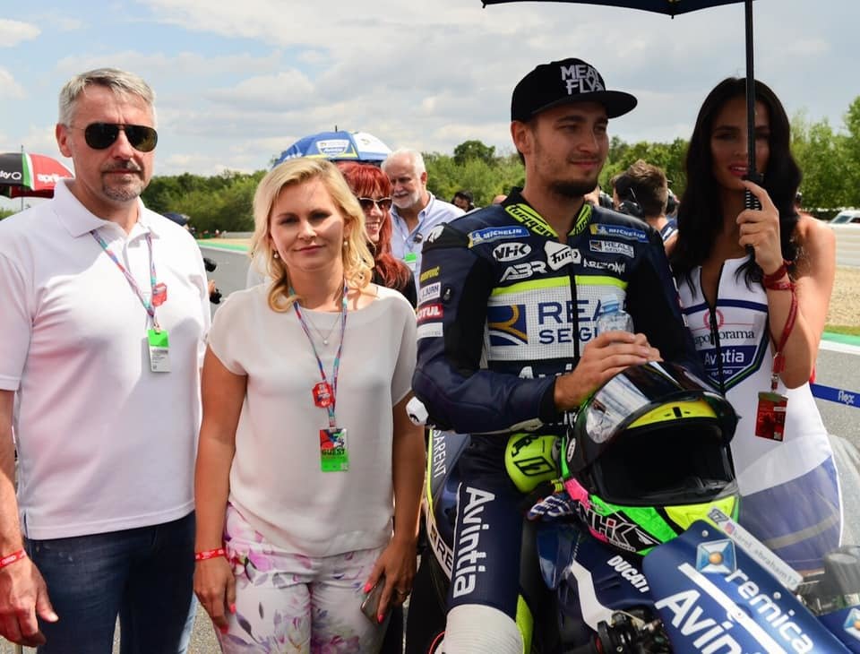 Exministryně spravedlnosti Taťána Malá na Moto GP. Vlevo ministr obrany Lubomír Metnar