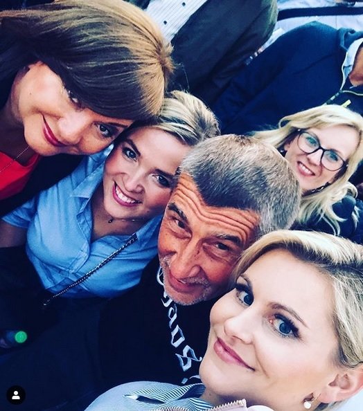 ANO selfie: Zleva Alena Schillerová, poslankyně Monika Oborná, Andrej Babiš a exministryně Taťána Malá