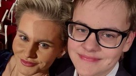 Šéfka poslaneckého klubu ANO Taťána Malá se synem na předávání státních vyznamenání (28.10.2025)