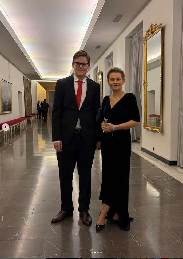 Šéfka poslaneckého klubu ANO Taťána Malá se synem na předávání státních vyznamenání (28.10.2025) Šéfka poslaneckého klubu ANO Taťána Malá se synem na předávání státních vyznamenání (28.10.2025)