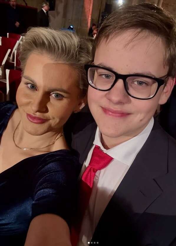 Šéfka poslaneckého klubu ANO Taťána Malá se synem na předávání státních vyznamenání (28.10.2025) Šéfka poslaneckého klubu ANO Taťána Malá se synem na předávání státních vyznamenání (28.10.2025)