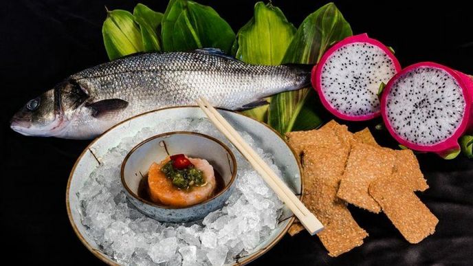 Tatarák z lososa a tresky – technika Sambal, kizami wasabi, koriandr, kambodžské chilli, hořčicová omáčka s chilli, sezamový krekr