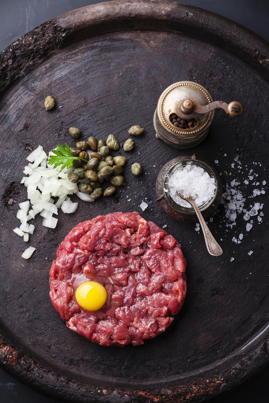 Tatarák můžete podávat namíchaný nebo nechat každou z ingrediencí ve vlastní mističce, aby si maso mohl každý ochutit sám