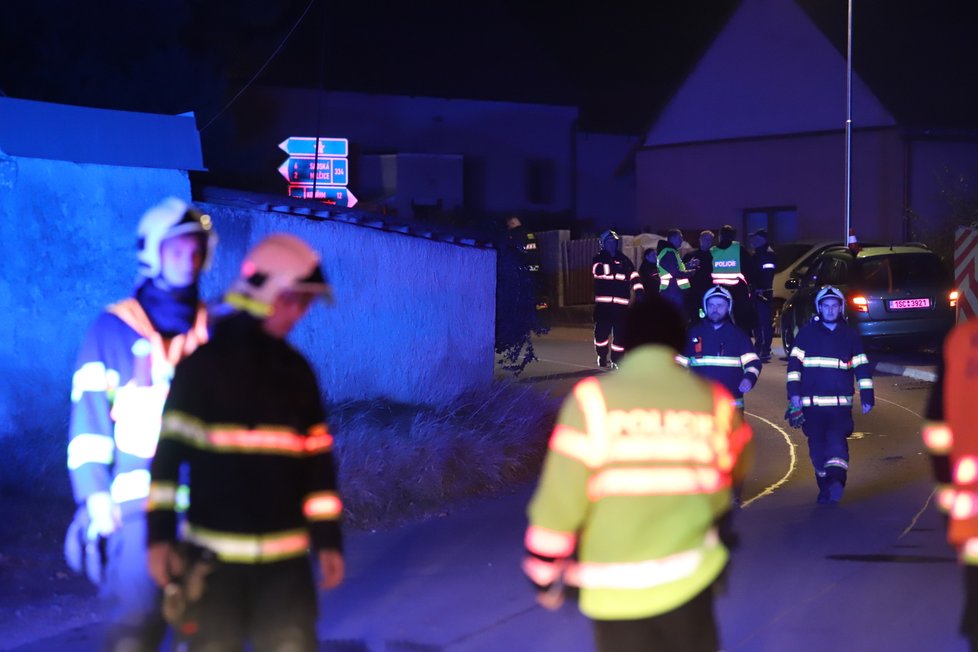 V Tatcích na Kolínsku došlo k vážné dopravní nehodě. Řidič na chodníku srazil maminku a dvě dcerky (3). Jedna zemřela.