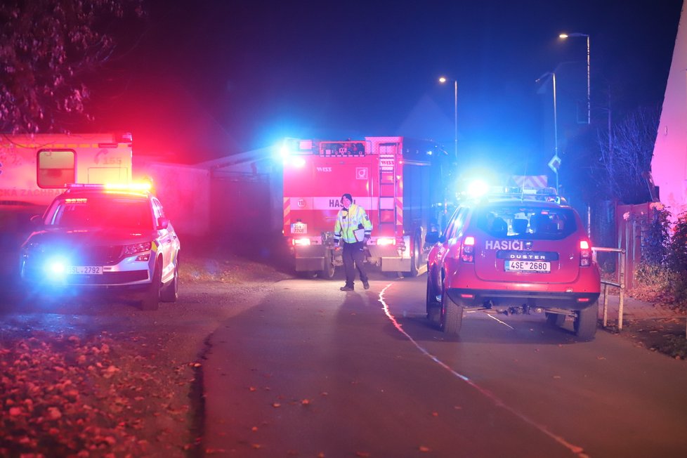 V Tatcích na Kolínsku došlo k vážné dopravní nehodě. Řidič na chodníku srazil maminku a dvě dcerky (3). Jedna zemřela.