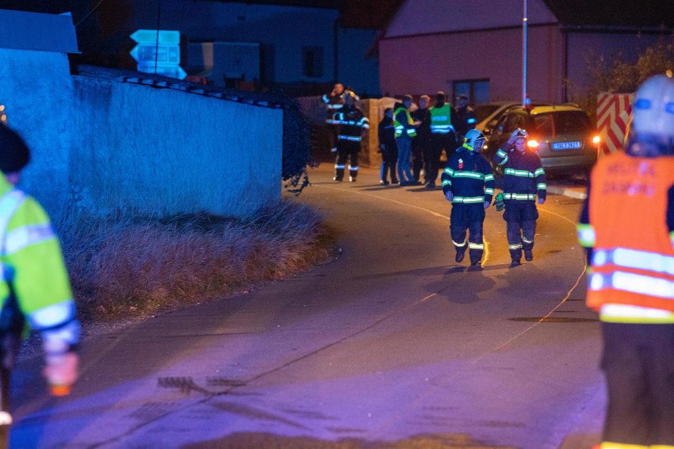 Auto v Tatcích na Kolínsku srazilo maminku s dětmi, jedna holčička nepřežila.
