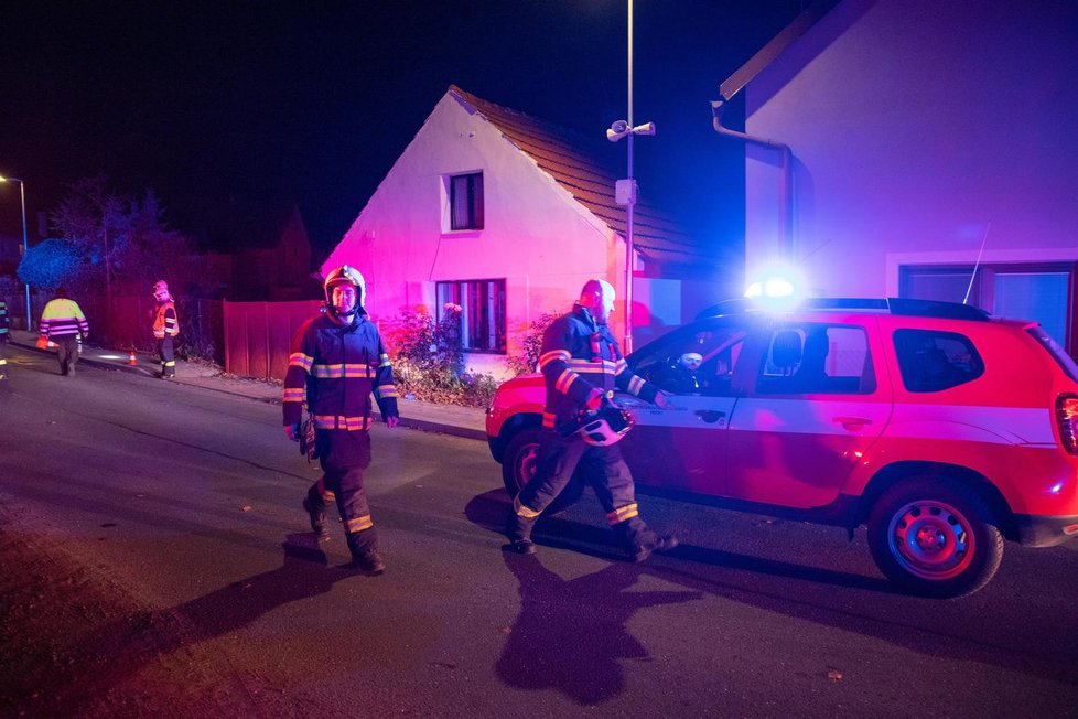 Auto v Tatcích na Kolínsku srazilo maminku s dětmi, jedna holčička nepřežila.