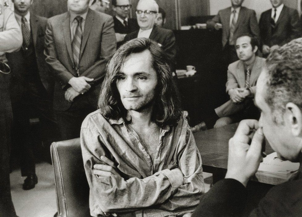 Charles Manson po zatčení, ještě bez svých charakteristických vousů.