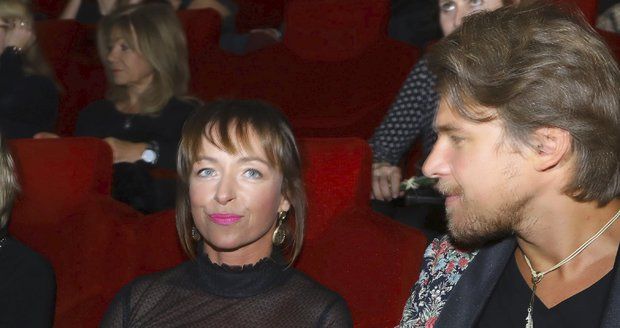 Táňa Vilhelmová vedle Vojty Dyka v kině neuhlídala šaty a ukázala rozkrok.