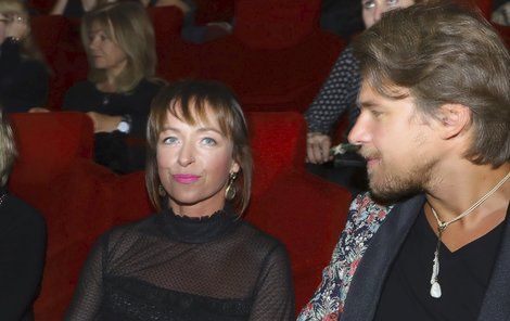 Táňa Dyková s miláčkem Vojtou během návštěvy kina.