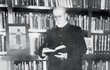 Tatíček Masaryk nás může naučit ještě jednu věc. Na řadě archivních snímků je T. G. M. zachycen při čtení či psaní ve stoje.