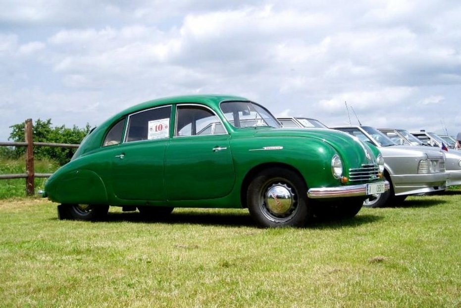 **Tatra 600 Tatraplan** byl nástupce modelu T97. Vyráběl se v letech 1948 až 1952 a do rukou soukromníků se nedostal. Sloužil výhradně stranickým funkcionářům a oddílům tajné policie. Lidové pořekadlo radilo: „Uč se vole, budeš pánem, budeš jezdit Tatraplánem!“