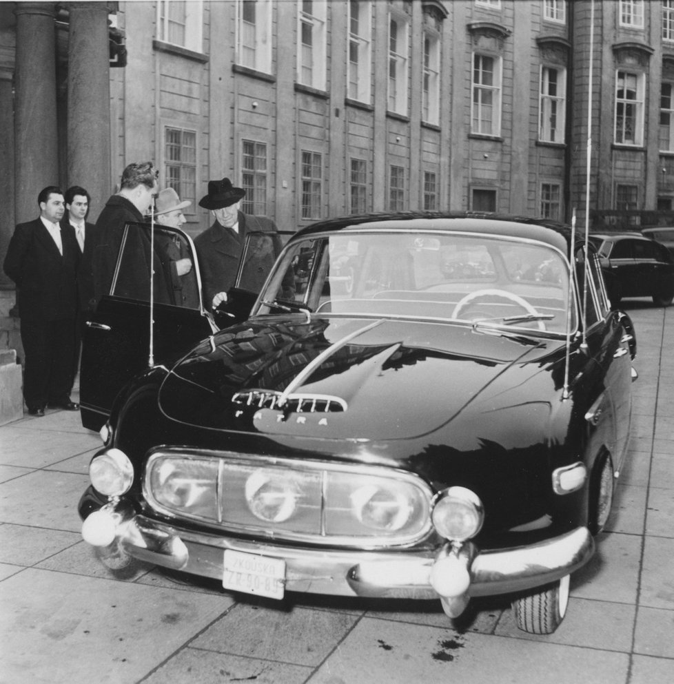 Tatra 603 sloužila vysokým stranickým představitelům. Možná i proto se jí říkalo žertem jednoválec, neboť se „vzadu vždycky válel jen jeden“. V modelu T603 se ale občas objevil i Ludvík Svoboda nebo Antonín Novotný.