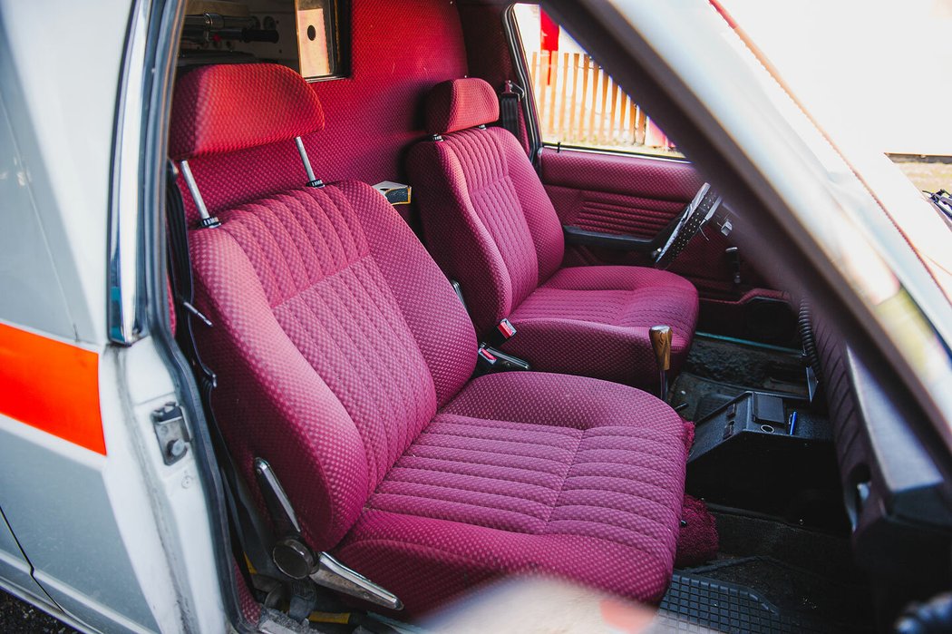 Celé vnitřní prostředí první řady sedadel je převzaté z limuzíny, zachován zůstal dokonce i materiál a barevný vzor čalounění.