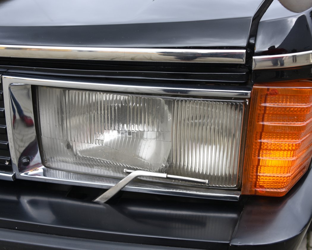 Světlomety Bosch pocházely z Mercedesu W 116, ale rámečky s ostřikovači už se vyráběly v Tatře