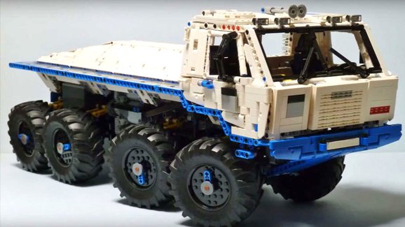 Tatra 813 8x8 ze stavebnice Lego si v terénu poradí jako skutečný náklaďák 