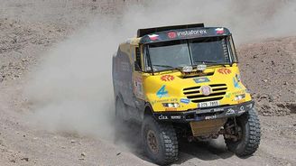 Výborně rozjetá rallye Dakar skončila pro Lopraisovu tatru v kotrmelcích