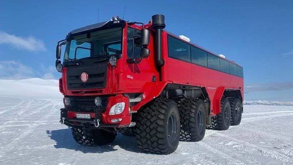 Na Islandu udělali z Tatry Phoenix drsný autobus s obřími koly. Má vozit turisty po ledovci