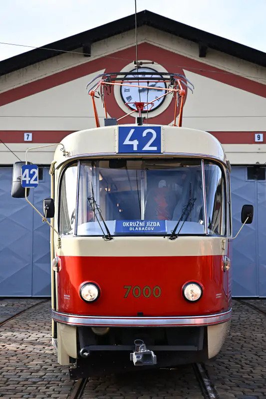 Slavnostní uvedení tramvaje Tatra K2 do provozu