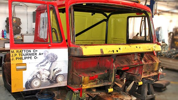 Tatra renovuje T815 6x6 VE „Ostrý II“ z rallye Paříž-Alžír-Dakar 1986