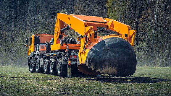 Tatra Phoenix pro přesazování stromů je výjimečné vozidlo