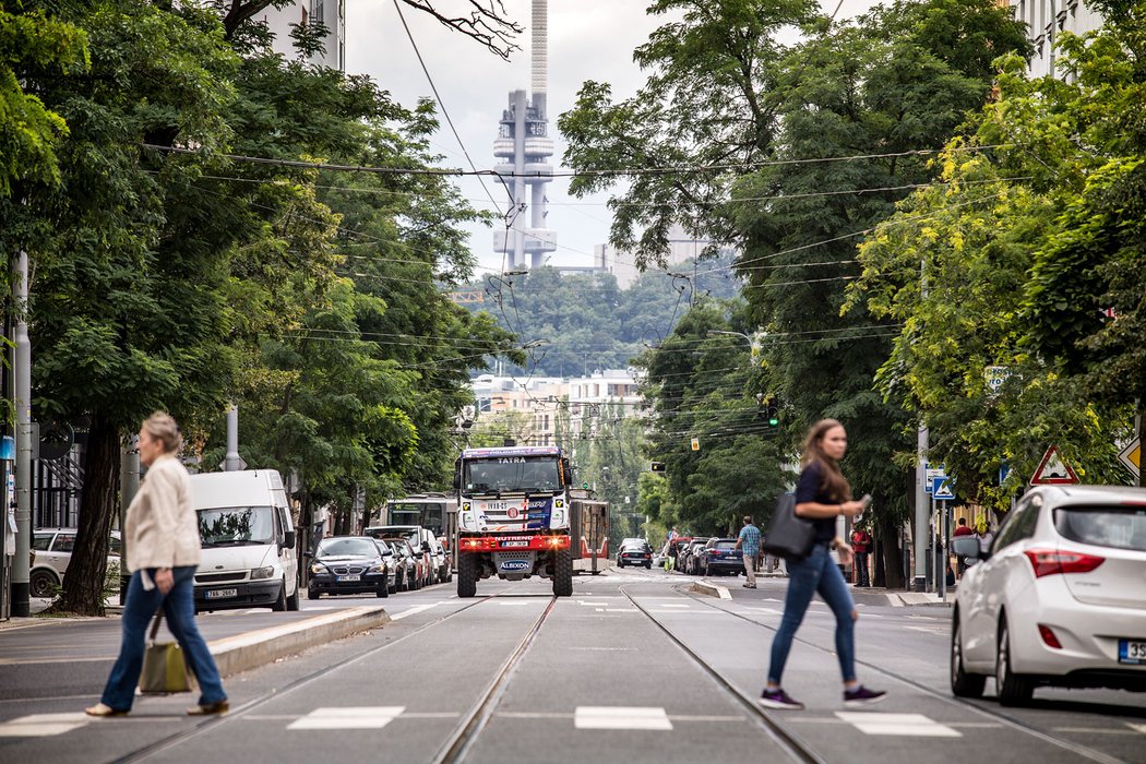 Ještě pár desítek metrů, a jsme na parkovišti u redakce Světa motorů