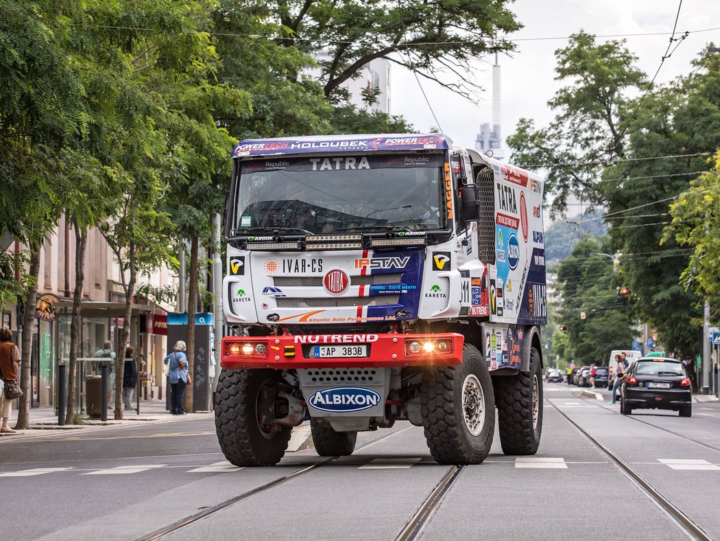 Ještě pár desítek metrů, a jsme na parkovišti u redakce Světa motorů