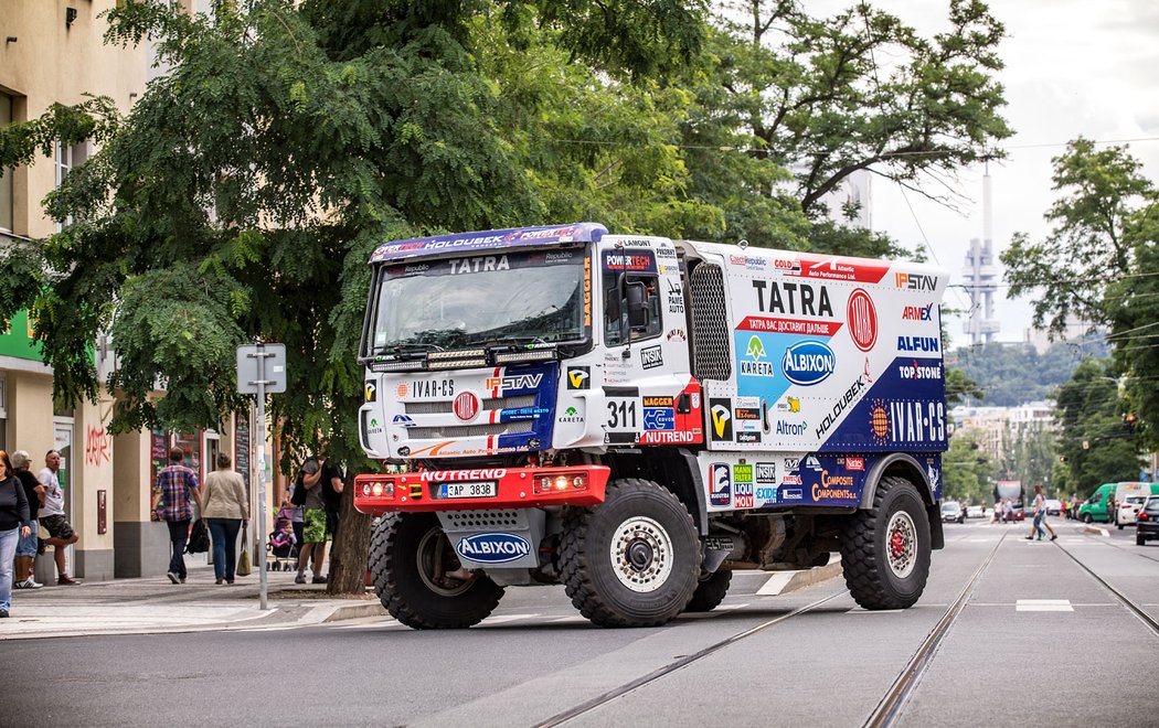 Ještě pár desítek metrů, a jsme na parkovišti u redakce Světa motorů