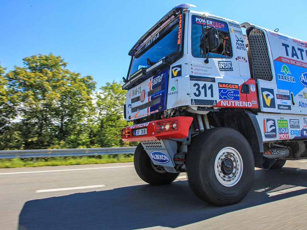 Fotograf byl odvážný a díky němu vidíte, jaký pocit měli řidiči automobilů, když se kolem nich prohnal závodní kamion