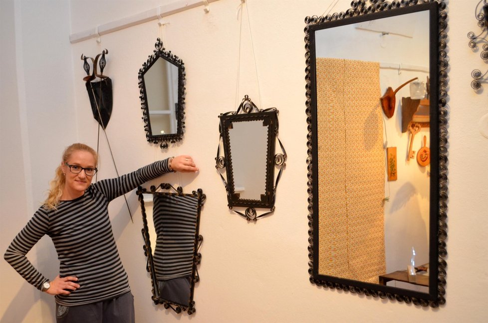 Petra Vidomusová z příborského muzea u zrcadel, která vyrobili Tatrováci