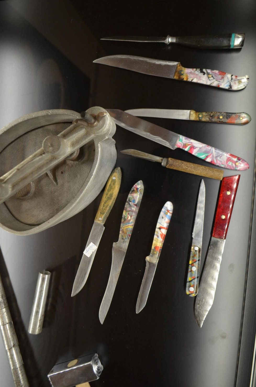 Toustovač z Tatrovky je dodnes používán. Stejně tak i originální nože.
