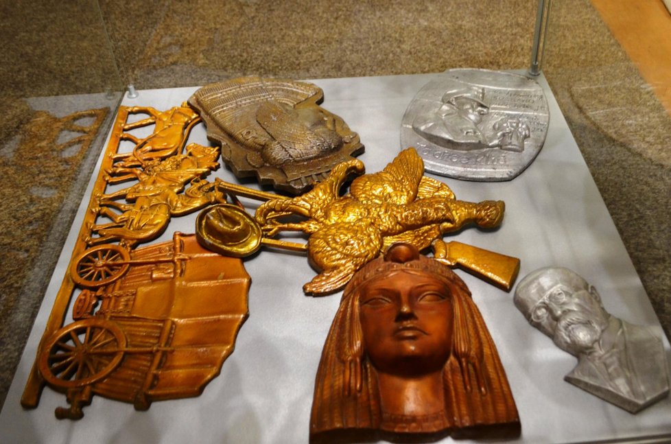 Sošky z keramiky i odlitky z bronzu a mosazi vznikaly jako dárky či ozdoby domácností Tatrováků.