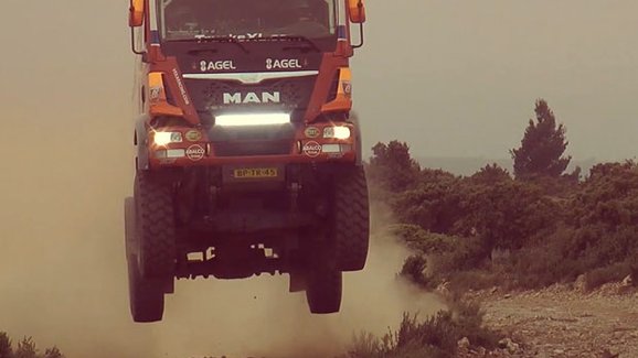 Video: Aleš Loprais za volantem speciálu MAN pro Dakar 2015