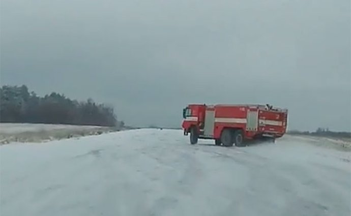 Video: Driftovat se dá s čímkoliv! Co třeba s hasičskou tatrou?